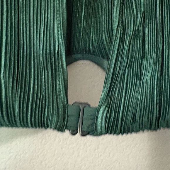 Onia Plisse Forrest Green Ribbed Flutter Sleeve Crop Blouse with Open Back. - Picture 7 of 16